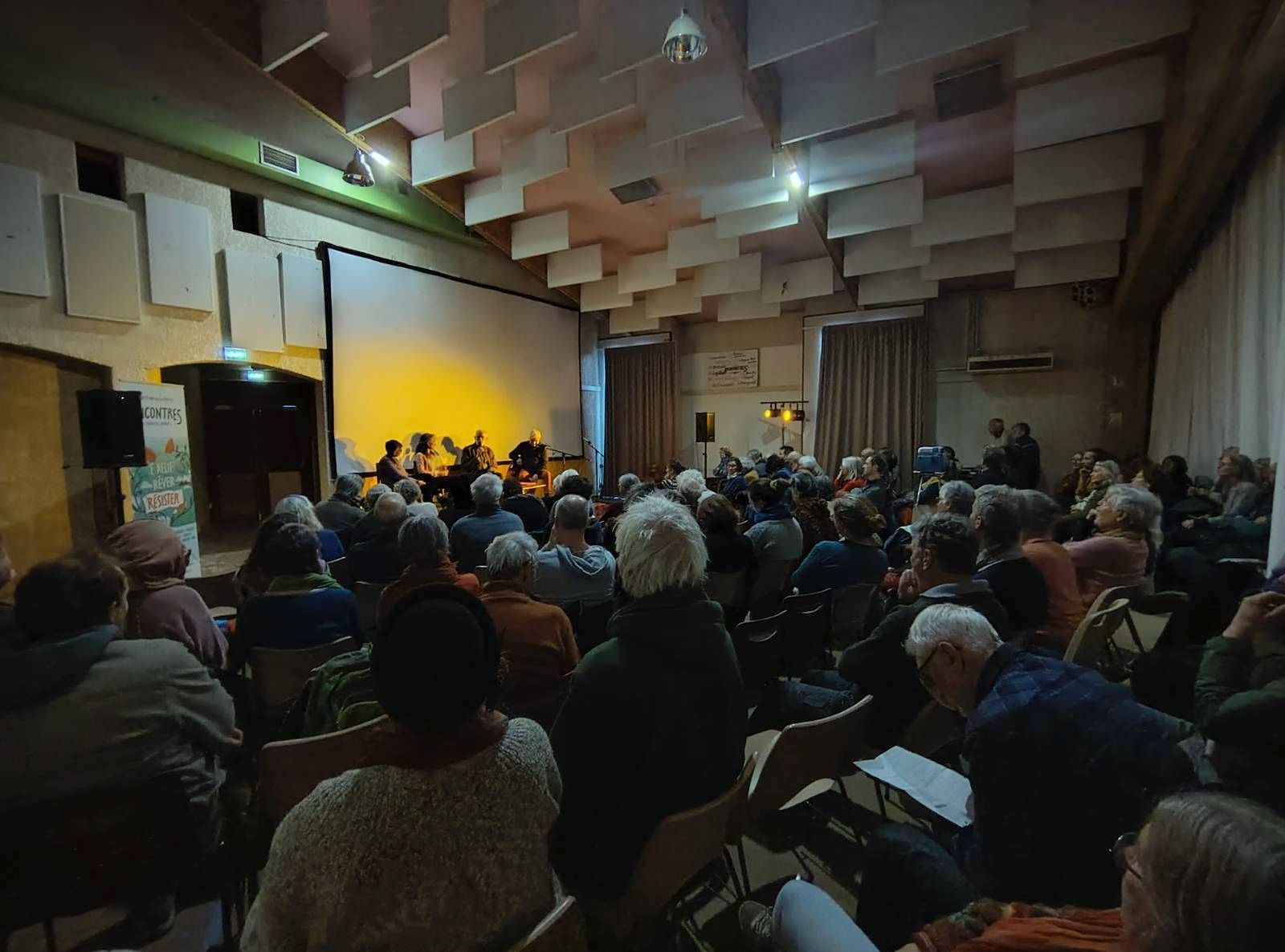 Projection dans une salle associative